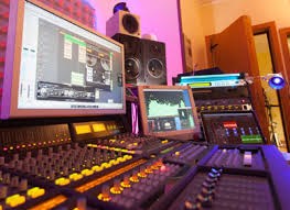 Console de mixage de Bureau Micro Cahors pendant la finalisation d’un épisode.