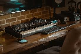 Console audio utilisée à Cahors pendant une séance de mixage.